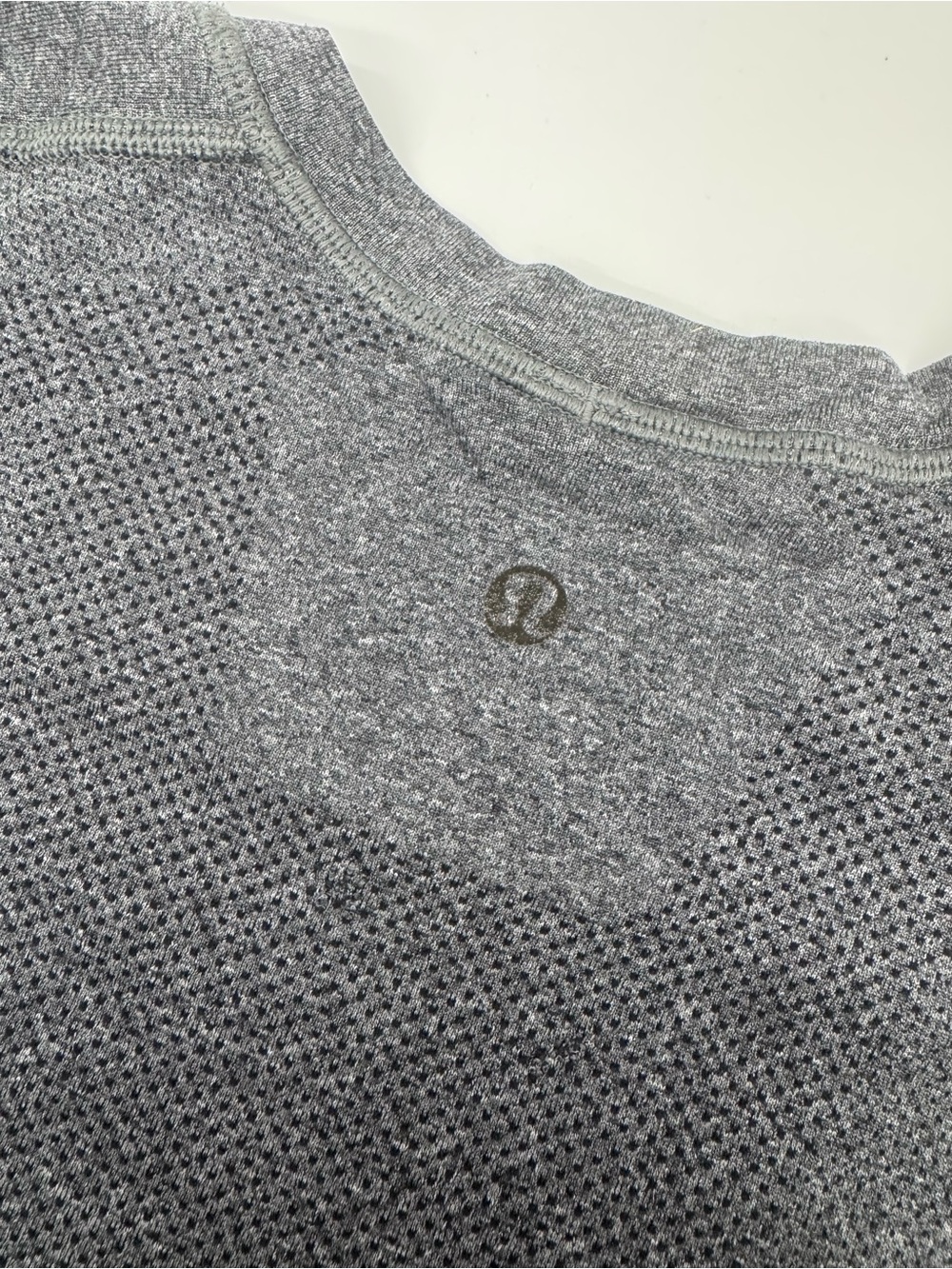 lululemon athletica Men's Heather Gray Short Sleeve performance tee - Picture 4 of 5